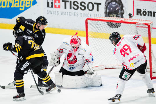 s Kalle Jellvert och Jens Jakobs oroar framför Vita