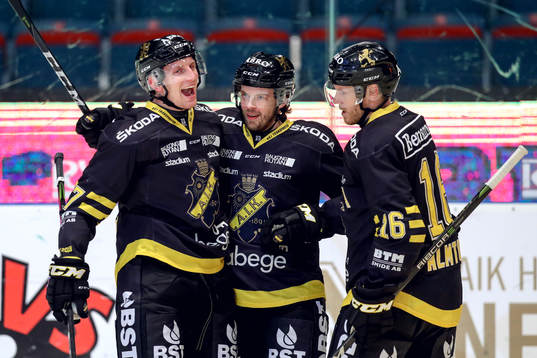 s Filip Windlert, Henrik Marklund och Jonas Almtorp jublar