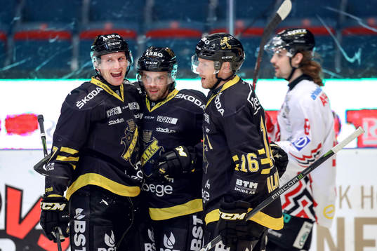 s Filip Windlert, Henrik Marklund och Jonas Almtorp jublar