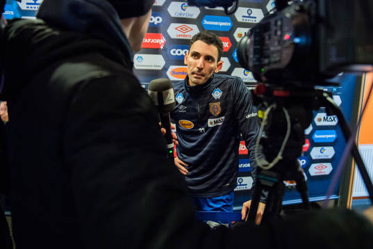 Mustafa «Mos» Abdellaoue of Aalesund talks to the press
