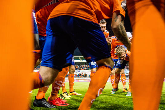 Bjørn Helge Riise gather his teammates of Aalesund in a