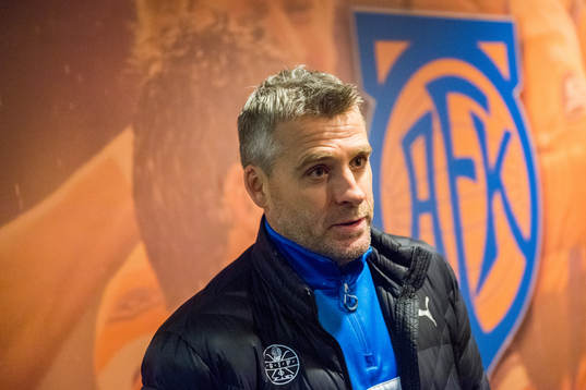 Tor Ole Skullerud, head coach of Strømsgodset, talks to
