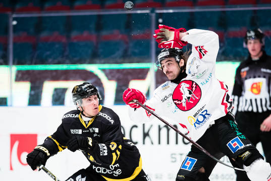 Vita Hästens Patrik Nilsson försöker ta ner en puck