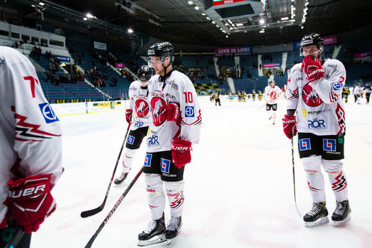 Vita Hästens Jesper Samuelsson (m) deppar med Jacob
