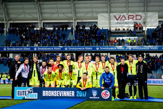 The players of Sarpsborg celebrate with their bronze medals