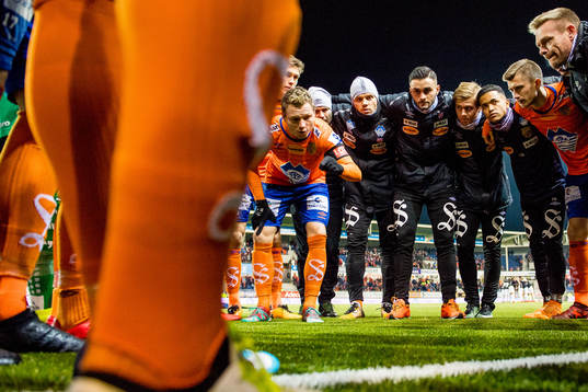 Bjørn Helge Riise gather his teammates of Aalesund in a