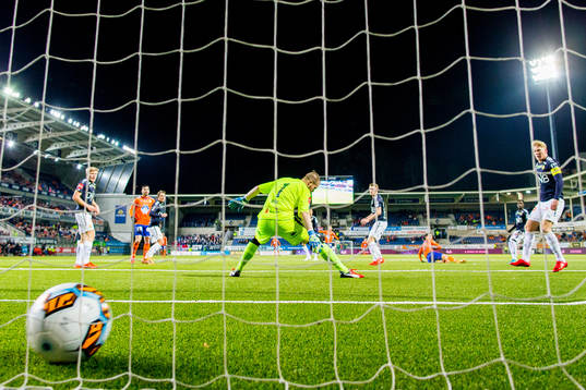 Mustafa «Mos» Abdellaoue of Aalesund scores 1-0 behind