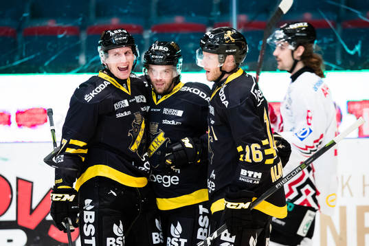s Henrik Marklund jublar med Filip Windlert (v) och Jonas