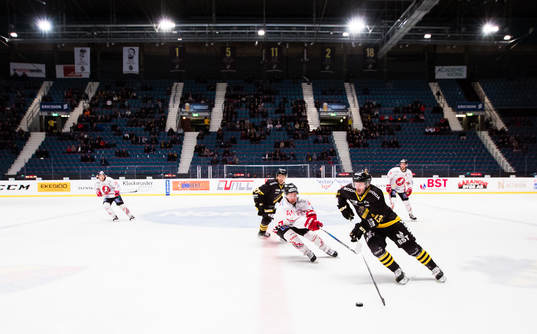 s Henrik Marklund i kamp om pucken med Vita Hästens