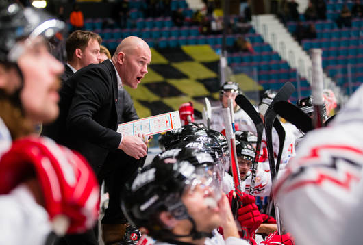Vita Hästens tränare Jonas Johnson ger direktiv