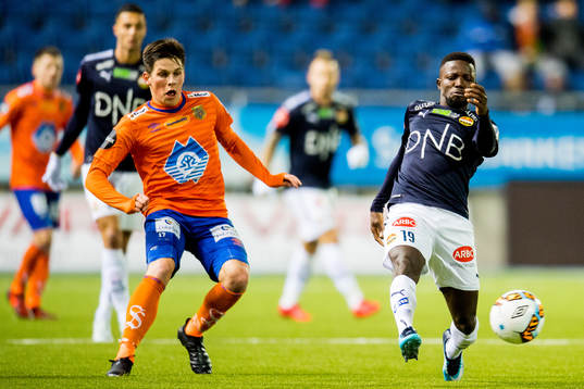 Sondre Fet of Aalesund and Francisco Junior of Strømsgodset
