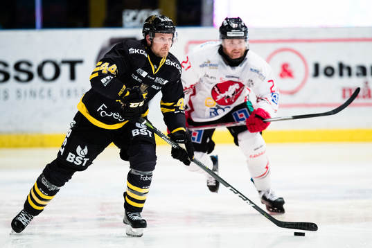 s Clay Wilson jagas av Vita Hästens Alexander Pettersson