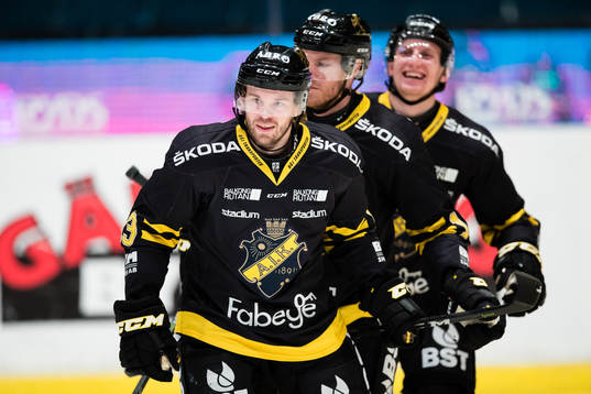s Henrik Marklund (närmast i bild) jublar