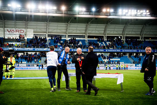 Geir Bakke, head coach of Sarpsborg 08, is awarded a bronze