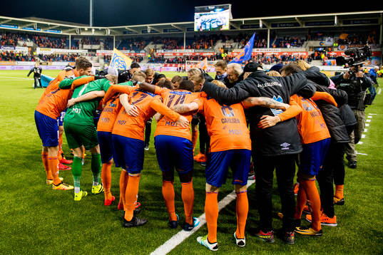 Players of Aalesund gather a circle
