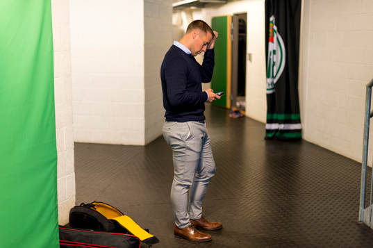 Rögles sportchef Chris Abbott kollar i telefonen