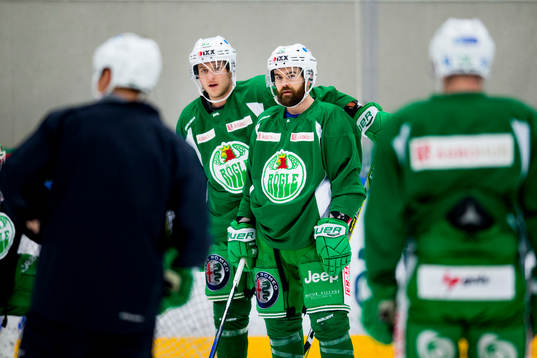 Rögles Ben Youds och Bryan Lerg lyssnar på tränare Cam