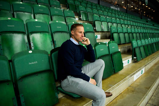 Rögles sportchef Chris Abbott följer en ishockeyträning