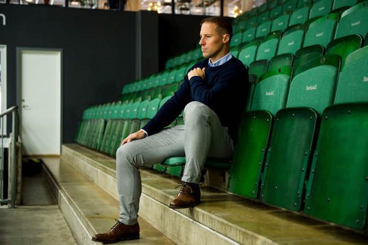 Rögles sportchef Chris Abbott följer en ishockeyträning