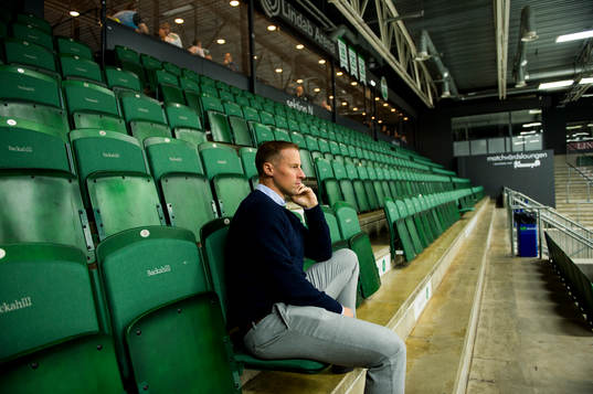Rögles sportchef Chris Abbott följer en ishockeyträning