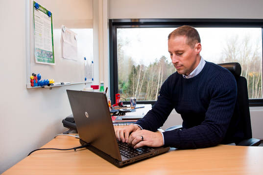 Rögles sportchef Chris Abbott jobbar på sitt kontor