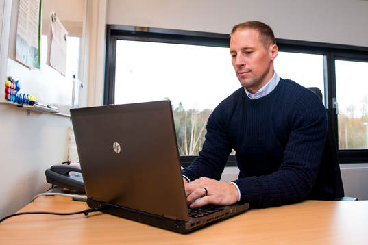 Rögles sportchef Chris Abbott jobbar på sitt kontor