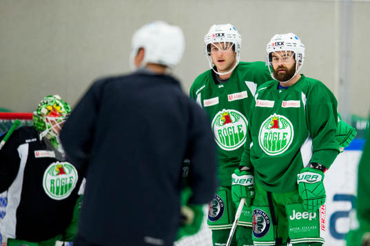 Rögles Ben Youds och Jack Connolly lyssnar på tränare