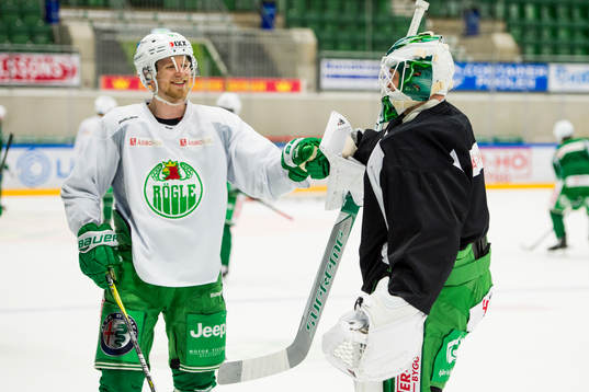 Rögles Ted Brithén och målvakt Ville Kolppanen