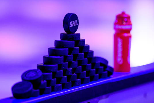 Puckar före ishockeymatchen i SHL mellan Växjö och HV71