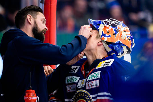 Växjös målvakt Viktor Fasth får hjälp med en lins av