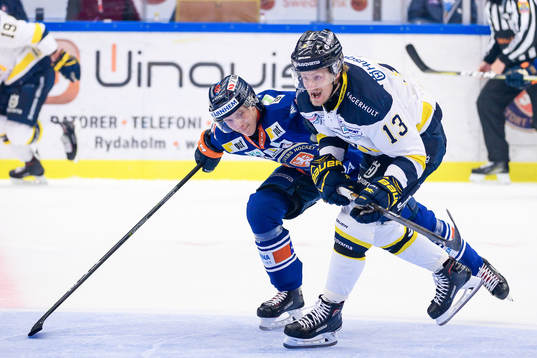 s Oscar Sundh jagas Växjös Elias Pettersson