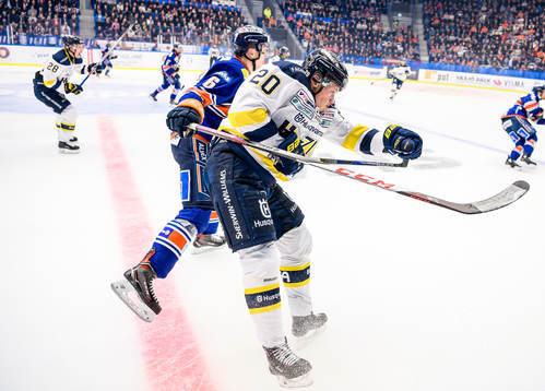 s Lawrence Pilut tacklar Växjös Linus Högberg