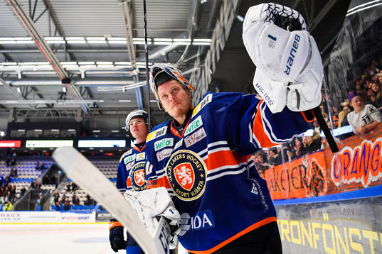 Växjös målvakt Viktor Fasth jublar