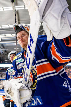 Växjös målvakt Viktor Fasth jublar