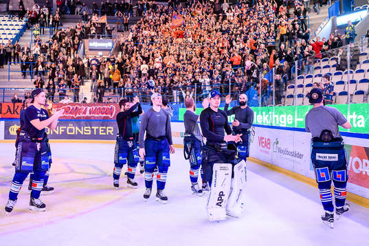 Växjös spelare och supportrar jublar
