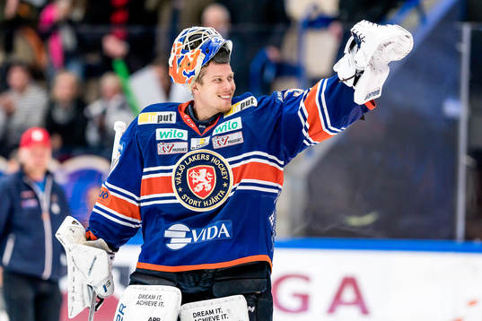 Växjös målvakt Viktor Fasth jublar