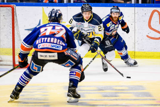 s Erik Brännström jagas av Växjös Liam Reddox