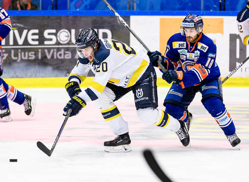 s Lawrence Pilut jagas av Växjös Andrew Calof