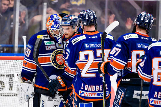 Växjös målvakt Viktor Fasth och Brendan Shinnimin  jublar