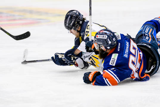 s Kevin Stenlund och Växjös Linus Fröberg faller