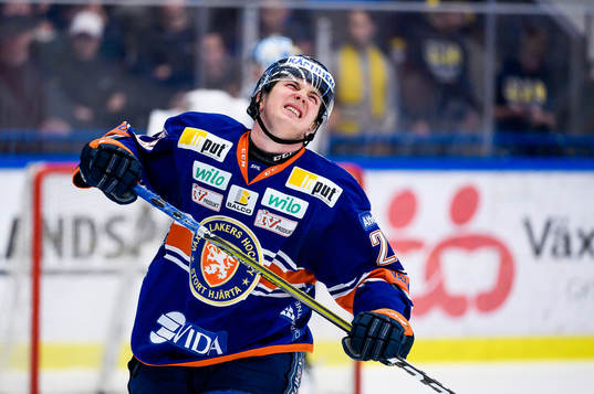 Växjös Nils Carnbäck grinar illa