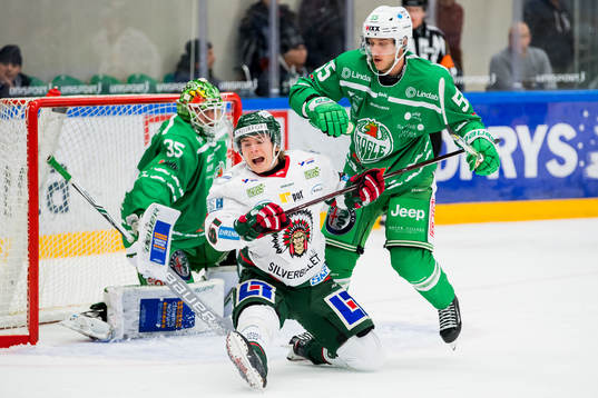 Rögles målvakt Emil Kruse, Frölundas Lias Andersson och