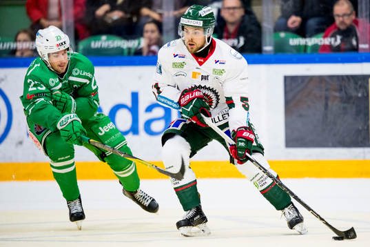 Rögles Daniel Sylwander övervakar Frölundas Adam Almqvist