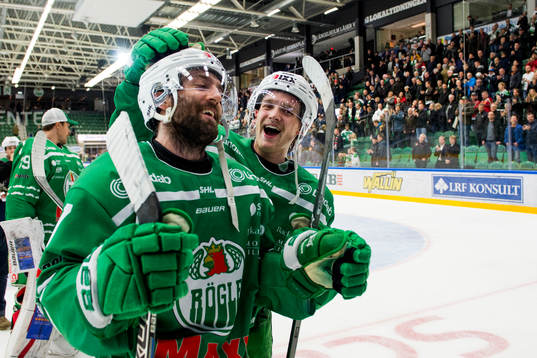 Rögles Taylor Matson och Simon Ryfors jublar när de går