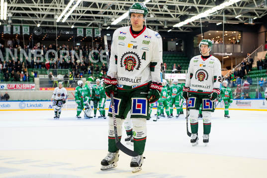 Frölundas John Nyberg deppar när han lämnar isen