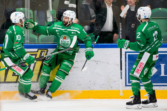 Rögles Taylor Matson jublar med Alexander Younan och