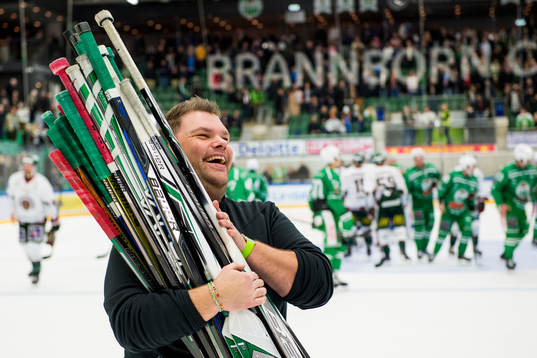 Rögles Materialförvaltare Frederik Andersen jublar när