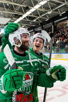 Rögles Taylor Matson och Simon Ryfors jublar när de går