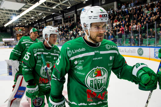 Rögles Craig Schira lämnar isen