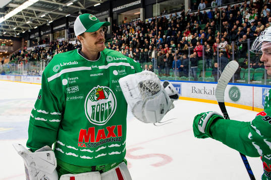 Rögles målvakt Justin Pogge lämnar isen